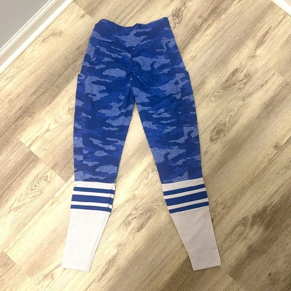 COPY - Blue Camo cross over scrunch leggings - Picture 3 of 8